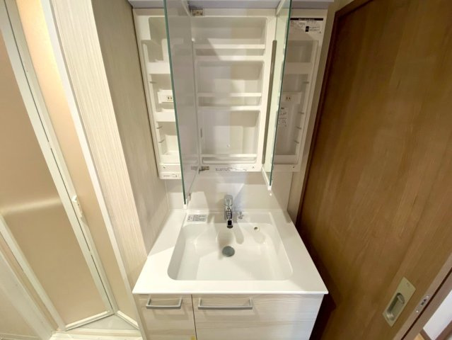 ユニーブル晴丘B棟の独立洗面台|ミラー扉の内側が収納スペースになっていて、洗面周りがスッキリします！