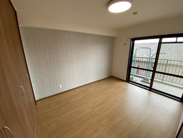 ユニーブル晴丘B棟の寝室|☆6帖☆
バルコニーに面している明るくて開放感のあるお部屋です♪