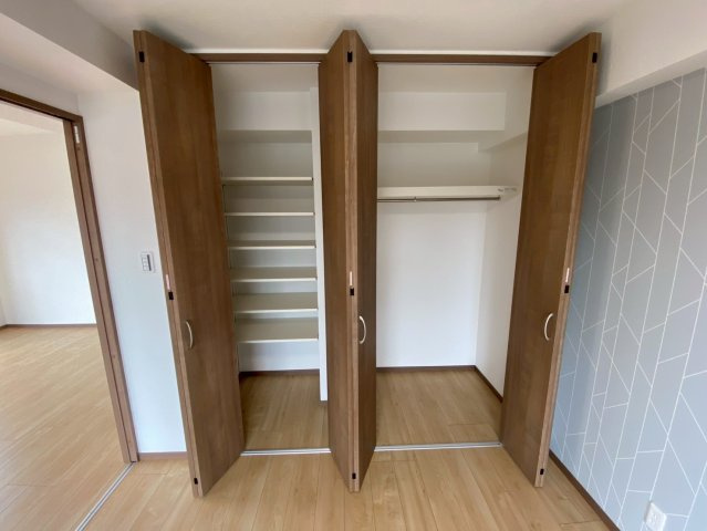 ユニーブル晴丘B棟の収納|クローゼット内は収納棚が備え付けられており、収納がしやすくなっています！