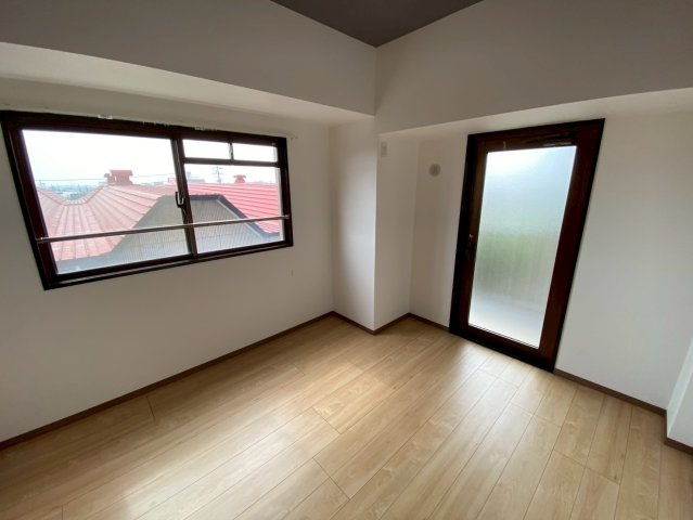 ユニーブル晴丘B棟の寝室|☆6.1帖☆
2面採光で明るいお部屋です。主寝室にもぴったりなお部屋です♪