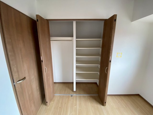 ユニーブル晴丘B棟の収納|ハンガーラック付きのクローゼットは、大切な衣類にしわを付けずに収納できます。