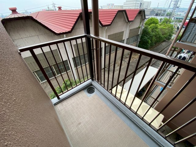 ユニーブル晴丘B棟のバルコニー|☆北側バルコニー☆
6.1帖の洋室からはバルコニーに出られるので、気分転換に外の空気を吸いに出るのもいいですね♪
