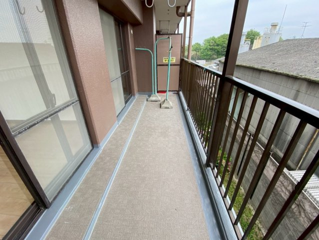 ユニーブル晴丘B棟のバルコニー|陽当たりのいいバルコニー♪天気のいい日はお布団や洗濯物をたくさん干せます♪