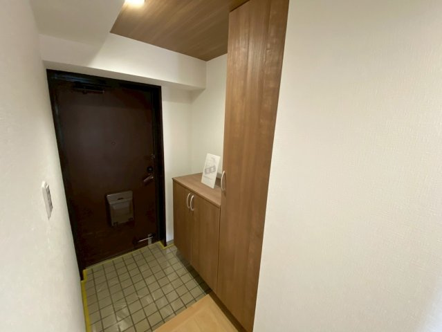 ユニーブル晴丘B棟の玄関|たっぷり収納できるシューズボックスで、散らかりがちな玄関もスッキリ片付きます！