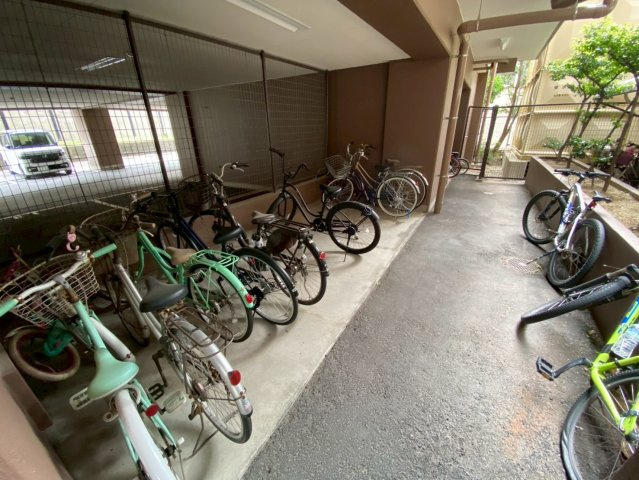 ユニーブル晴丘B棟の駐輪場|屋根付き駐輪場で雨の日も安心ですね◎