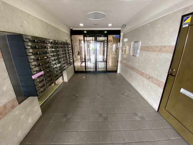 ユニーブル晴丘B棟のエントランス|エレベーターがあるので、重い荷物があるときも安心です！