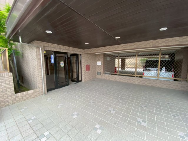 ユニーブル晴丘B棟|マンション入口エントランスです。