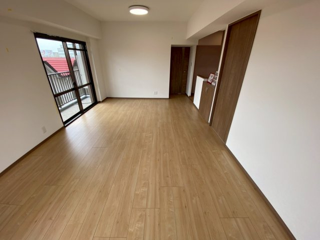 ユニーブル晴丘B棟の居間・リビング|陽射しがたっぷりと注ぐリビング♪ぽかぽかして気持ちのいい空間です！