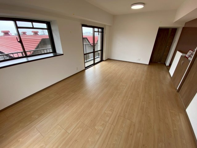 ユニーブル晴丘B棟の居間・リビング|柔らかな日差しが温かく包み込む、温もりに溢れたリビング空間♪