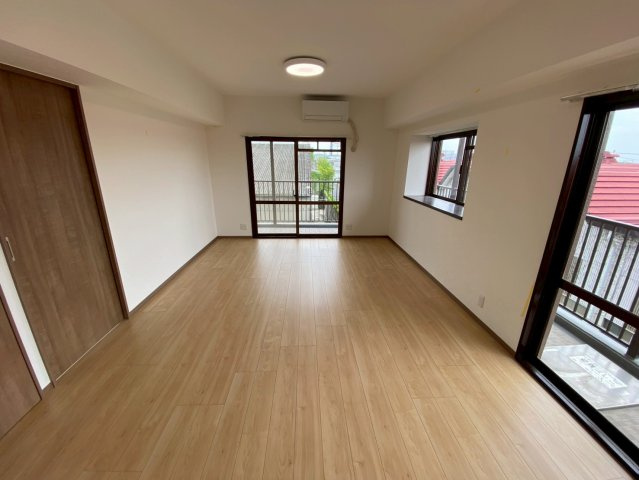 ユニーブル晴丘B棟の居間・リビング|大きな窓から陽の光がたっぷり注ぐ、明るいリビングです♪