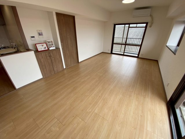 ユニーブル晴丘B棟の居間・リビング|自然と家族が集まる明るく開放的なリビング☆