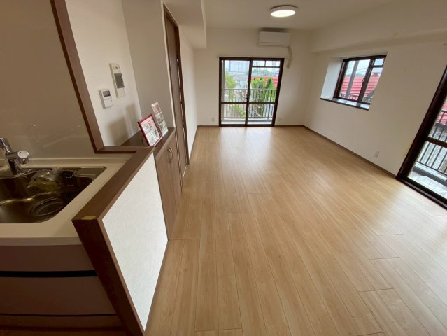 ユニーブル晴丘B棟の居間・リビング|ダイニングテーブルを置くスペースが十分確保できます！