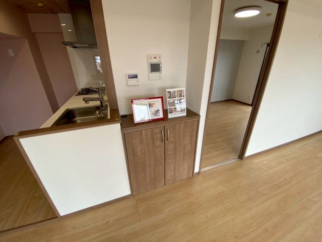 ユニーブル晴丘B棟の居間・リビング|ちょっとした収納が便利ですよね！