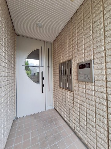 プレジールのエントランス|★オートロック付きエントランス★