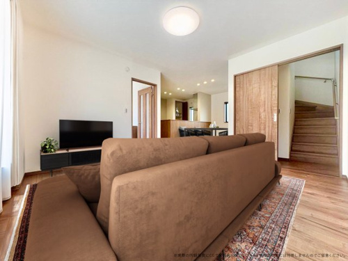 【居間・リビング】 【居間・リビング】 | 【LDK CG家具設置イメージ】
※画像に含まれる家具家電はCGで作成したイメージです。実際の物件には付帯しません。