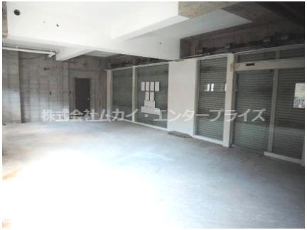 光明池駅前ビルの内装