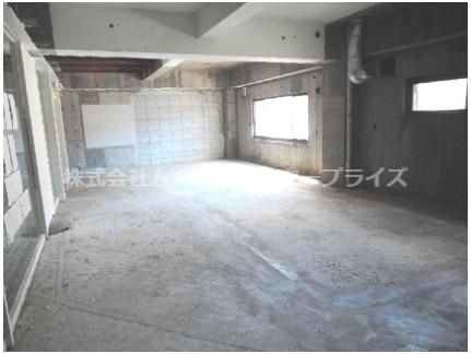 光明池駅前ビルの内装