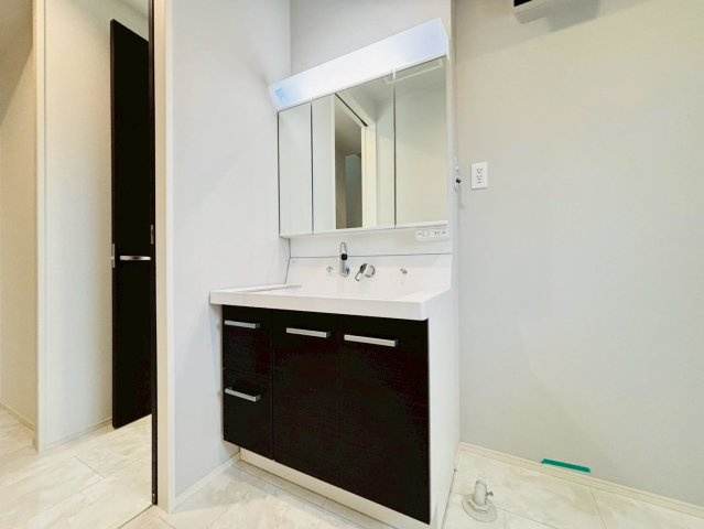 タマタウン　瑞穂市穂積小Ⅱ　全4区画分譲の独立洗面台|ミラー扉の内側がすべて収納スペースになっています。女性の目線で考えた使いやすさを備えています。