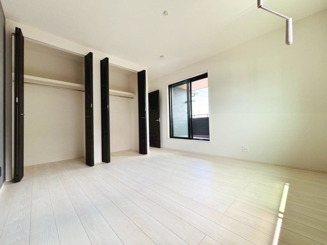 タマタウン　瑞穂市穂積小Ⅱ　全4区画分譲の寝室|全居室にたっぷり収納できる大型収納を設置。窓ガラスは断熱性能や結露防止効果の高いペアガラスです。