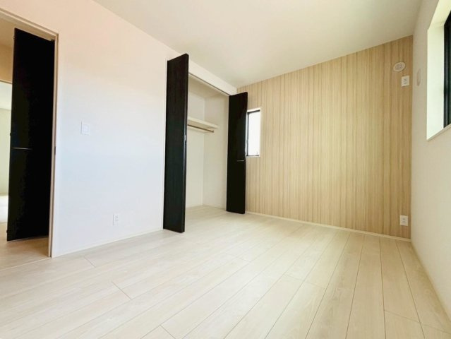 タマタウン　瑞穂市穂積小Ⅱ　全4区画分譲の洋室|建具やクロスなどをトータルデザインでコーディネートしており、室内に落ち着きと安らぎを与えてくれます。