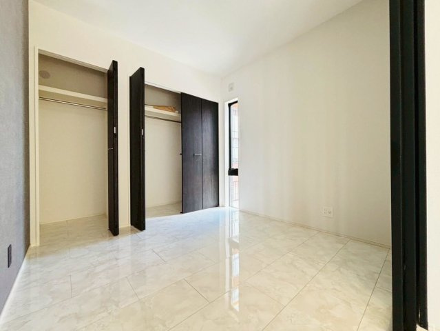 タマタウン　瑞穂市穂積小Ⅱ　全4区画分譲の洋室|建具やクロスなどをトータルデザインでコーディネートしており、室内に落ち着きと安らぎを与えてくれます。