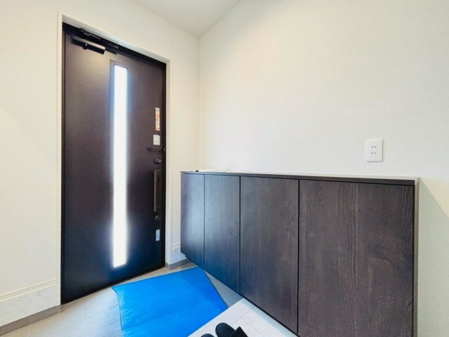 タマタウン　瑞穂市穂積小Ⅱ　全4区画分譲の玄関|大容量のシューズ収納付きで玄関周りもすっきり！玄関ドアからの光が玄関ホールを明るくしてくれます。