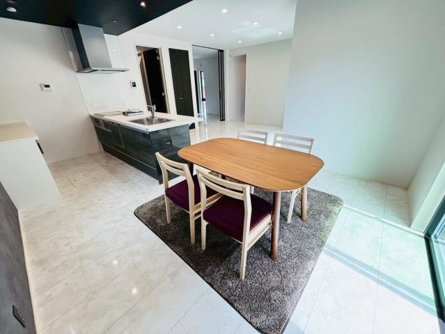 タマタウン　瑞穂市穂積小Ⅱ　全4区画分譲の居間・リビング|※家具は配置イメージ　最高級グレードの床材グラフィアート仕様。家族が増える事を考えて約20帖近くの広さにこだわっています
