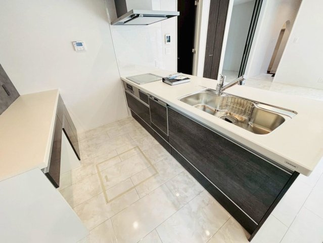 タマタウン　瑞穂市穂積小Ⅱ　全4区画分譲のキッチン|カウンタースペースがついた広々キッチン。浄水器組込み水栓でシンクまわりがスッキリお使いいただけます
