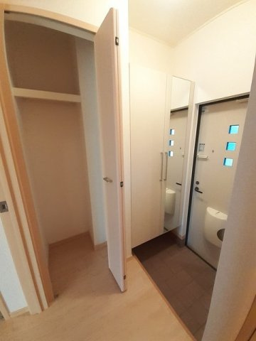 サニーリブＢ棟の玄関|シューズボックス付きの玄関です☆