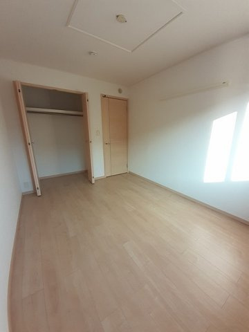 サニーリブＢ棟の寝室|風通しも良い寝室です☆