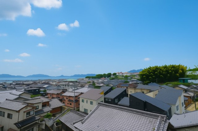 【展望】 | 【ハイブランドリノベ】地御前ロジュマン | 【四季を感じる】
四季の移ろい・爽やかな青空や風を感じられ
自然を愉しめるパノラマビュー。
毎日の暮らしに余裕を感じさせてくれる、
遮る物の無い開放的な眺望を是非、ご堪能ください。