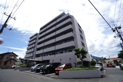 【外観】 | 【ハイブランドリノベ】地御前ロジュマン | 【耐震性】
耐震性の高さを判断するポイントは、
建築確認申請日が1981年6月1日以降の
新耐震基準に適合しているかどうか。
震度６程度の大地震でも
建物が崩壊しないレベルが基準になりました。