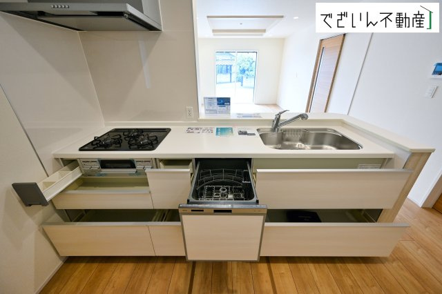 【キッチン】 | blooming garden本庄市東台1丁目　新築住宅 | ≪1号棟≫食洗機・収納・動線すべてが整ったキッチンは、共働き家庭の強い味方。「料理が楽しい」と思える毎日がここから始まります。
現地(2025年8月撮影)