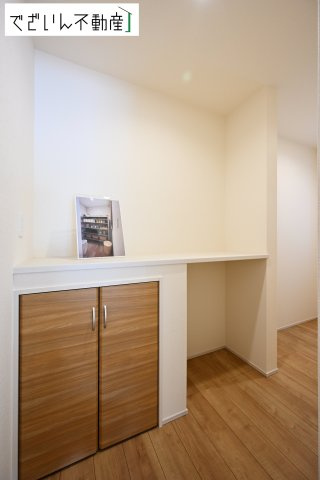 【収納】 | blooming garden本庄市東台1丁目　新築住宅 | ≪1号棟≫必要なものがすぐ取り出せる、整理しやすい収納設計。買い置きもすっきり収まり、忙しい毎日の家事効率がぐんとアップ！
現地(2025年8月撮影)