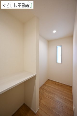 【収納】 | blooming garden本庄市東台1丁目　新築住宅 | ≪1号棟≫コンパクトながら機能的な空間は、パントリーとしてもワークスペースとしても活躍。共働き家庭の「欲しい」が詰まっています。
現地(2025年8月撮影)