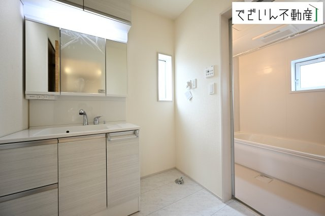 【独立洗面台】 | blooming garden本庄市東台1丁目　新築住宅 | ≪1号棟≫朝の支度が重なる時間も、広々とした洗面スペースでストレスフリー。自然光が差し込み、気持ちよく一日を始められます。
現地(2025年8月撮影)