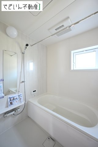 【浴室】 | blooming garden本庄市東台1丁目　新築住宅 | ≪1号棟≫清潔感ある浴室で、忙しい日々の疲れをリセット。追い焚き機能付きで、時間を気にせず癒しのひとときを。
現地(2025年8月撮影)