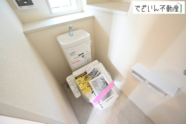 【トイレ】 | blooming garden本庄市東台1丁目　新築住宅 | ≪1号棟≫節水型設備で、環境にも家計にも優しい設計。毎日の積み重ねが、未来へのやさしい選択になります。
現地(2025年8月撮影)