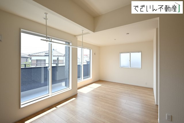 【居間・リビング】 | blooming garden本庄市東台1丁目　新築住宅 | ≪1号棟≫朝は光に包まれて目覚め、夜は静かな時間を過ごす。家族の一日が、ここから始まり、ここで整う。そんな居室です。
現地(2025年8月撮影)