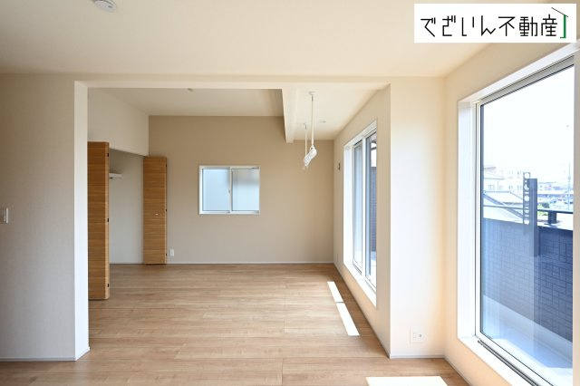 【洋室】 | blooming garden本庄市東台1丁目　新築住宅 | ≪1号棟≫成長に合わせて使い方を変えられる柔軟な居室。将来は勉強部屋にも、趣味の空間にも変化できる余白があります。
現地(2025年8月撮影)