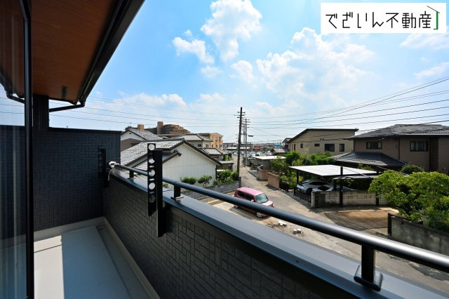 【バルコニー】 | blooming garden本庄市東台1丁目　新築住宅 | ≪1号棟≫晴れた日は洗濯物がよく乾き、空を見上げて深呼吸。家事の合間に、ふと心がほどけるような時間がここにあります。
現地(2025年8月撮影)
