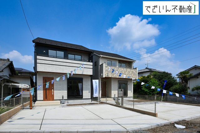 【前面道路含む現地写真】 | blooming garden本庄市東台1丁目　新築住宅 | ≪1号棟≫落ち着いた街並みに溶け込む、優しい色合いの外観。帰宅するたびにほっと心がほどけるような安心感があります。
現地(2025年8月撮影)