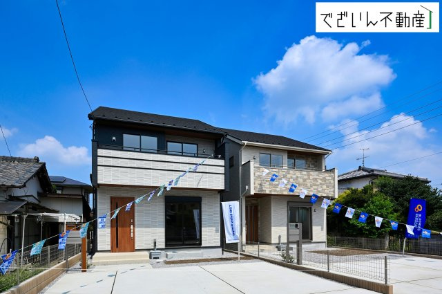 【外観】 | blooming garden本庄市東台1丁目　新築住宅 | ≪1号棟≫落ち着いた街並みに溶け込む、優しい色合いの外観。帰宅するたびにほっと心がほどけるような安心感があります。
現地(2025年8月撮影)