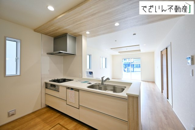 【キッチン】 | blooming garden本庄市東台1丁目　新築住宅 | ≪1号棟≫キッチンに立つ時間が、家族の健康を支える時間に。効率とぬくもりを両立した、共働き家庭に嬉しい設計。
現地(2025年8月撮影)