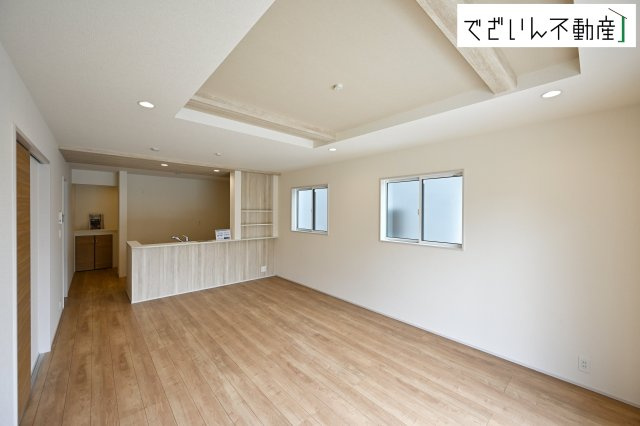 【居間・リビング】 | blooming garden本庄市東台1丁目　新築住宅 | ≪1号棟≫家族の時間が流れる場所。おもちゃを広げても余裕のある広さで、笑い声が響く毎日が待っています。
現地(2025年8月撮影)