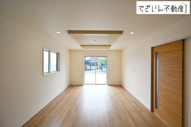 【居間・リビング】 | blooming garden本庄市東台1丁目　新築住宅 | ≪1号棟≫南から差し込む陽射しが、家族の団らんを優しく包み込む広々LDK。自然と会話が生まれる、心地よい空間です。
現地(2025年8月撮影)