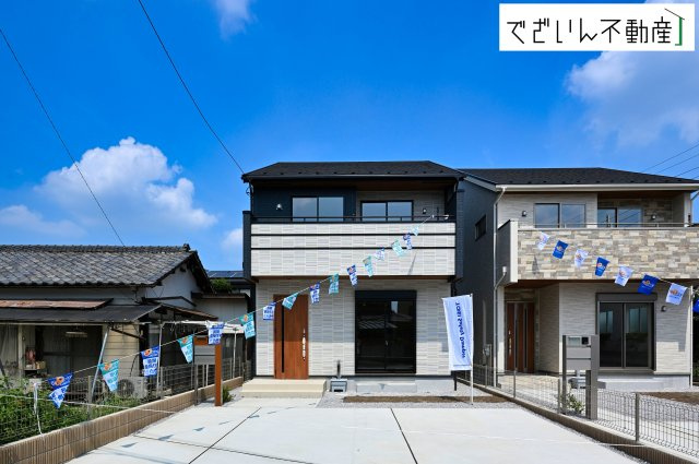 【外観】 | blooming garden本庄市東台1丁目　新築住宅 | ≪1号棟≫南向きの陽光に包まれた明るい外観。休日には庭先でお子様とシャボン玉を追いかける姿が目に浮かびます。
現地(2025年8月撮影)
