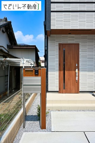 【玄関】 | blooming garden本庄市東台1丁目　新築住宅 | ≪1号棟≫子育て世代に嬉しい静かな住環境。玄関先で「ただいま」と笑顔が交わされる、そんな日常がここにあります。
現地(2025年8月撮影)