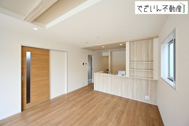 【居間・リビング】 | blooming garden本庄市東台1丁目　新築住宅 | ≪1号棟≫木のぬくもりに包まれた空間は、家族の時間を優しく彩る場所。お子様の笑い声が響く、穏やかな日常がここにあります。
現地(2025年8月撮影)