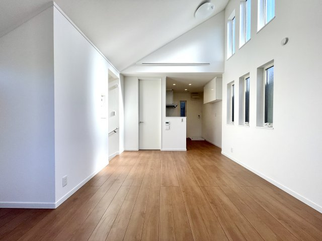 ＜LIBERi リーベリー＞練馬区旭町2丁目　生活快適エリア　限定1棟の居間・リビング